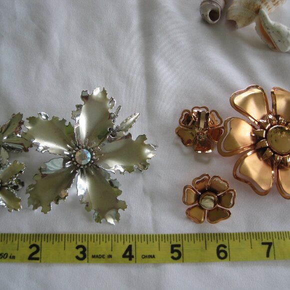 Set of 2 Vintage Ladies Brooches w/Matching Clip Earrings - Picture 1 of 8